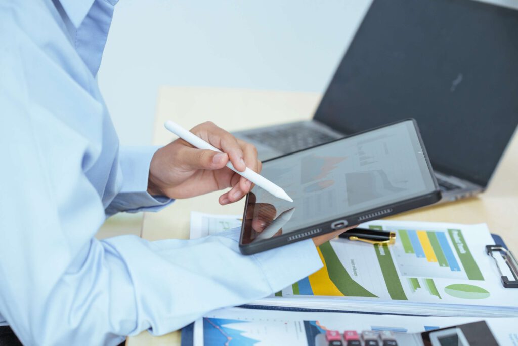 Person arbeitet mit Tablet im Buero zur Effizienzsteigerung und Optimierung von Geschaeftsprozessen.